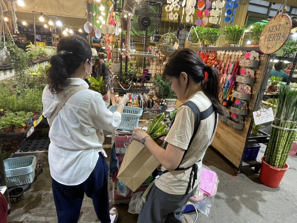 建國假日花市不塑購物比例衝上4 成，5月第三、四週擴大試辦「減塑淨區」
