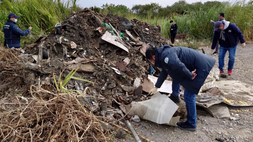 關車燈、遮車牌、怪手摸黑作業 檢環警瓦解狡猾棄置營建混合廢棄物犯罪鏈