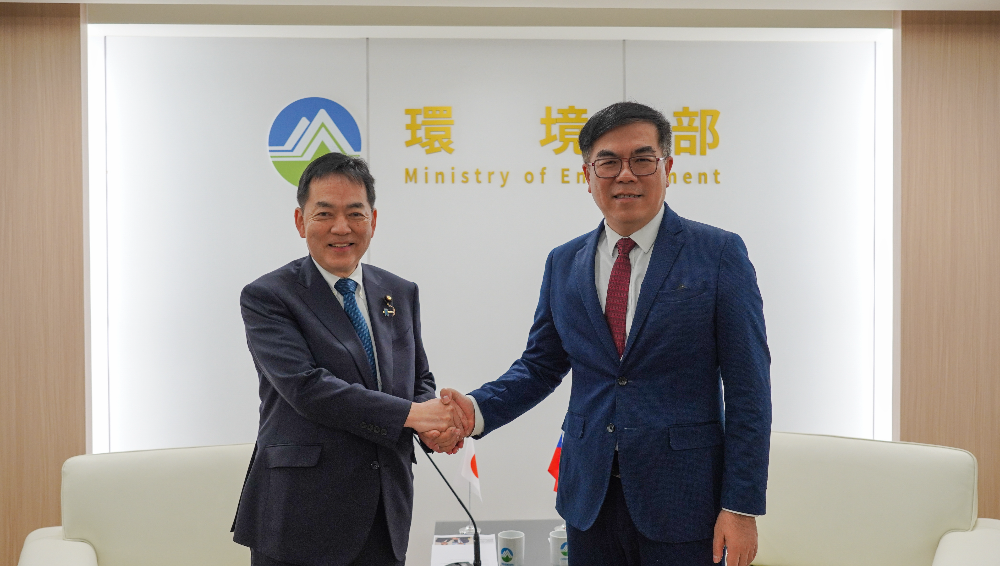 日本淺尾慶一郎參議員與彭部長合影.png