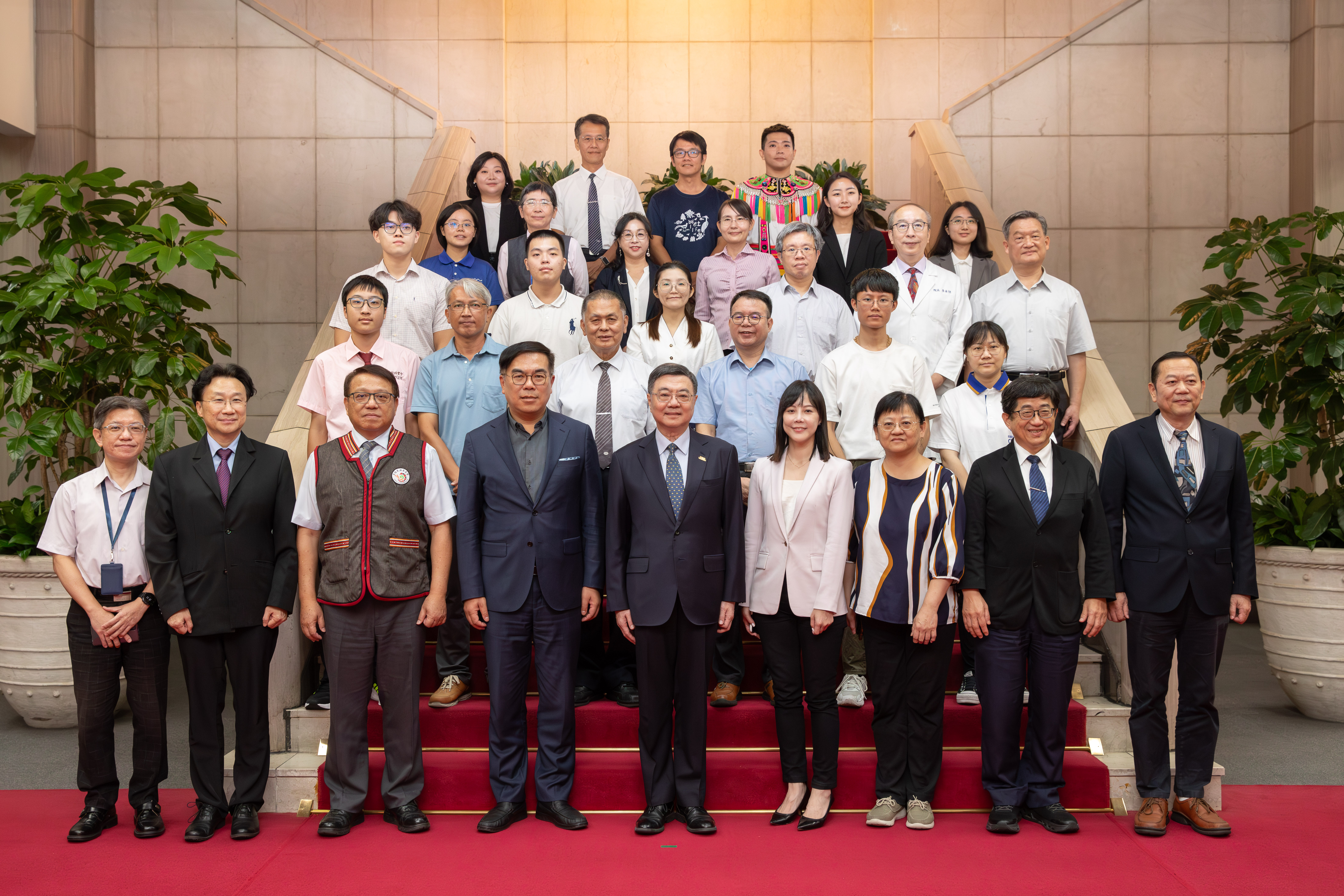01.行政院卓榮泰院長與22名「環境部淨零綠領人才培育課程」合格證明受證學員合影.jpg