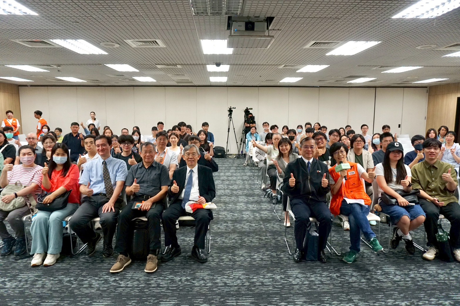 01.《2026上半年綠領人才就業趨勢報告》發布會合照.jpg