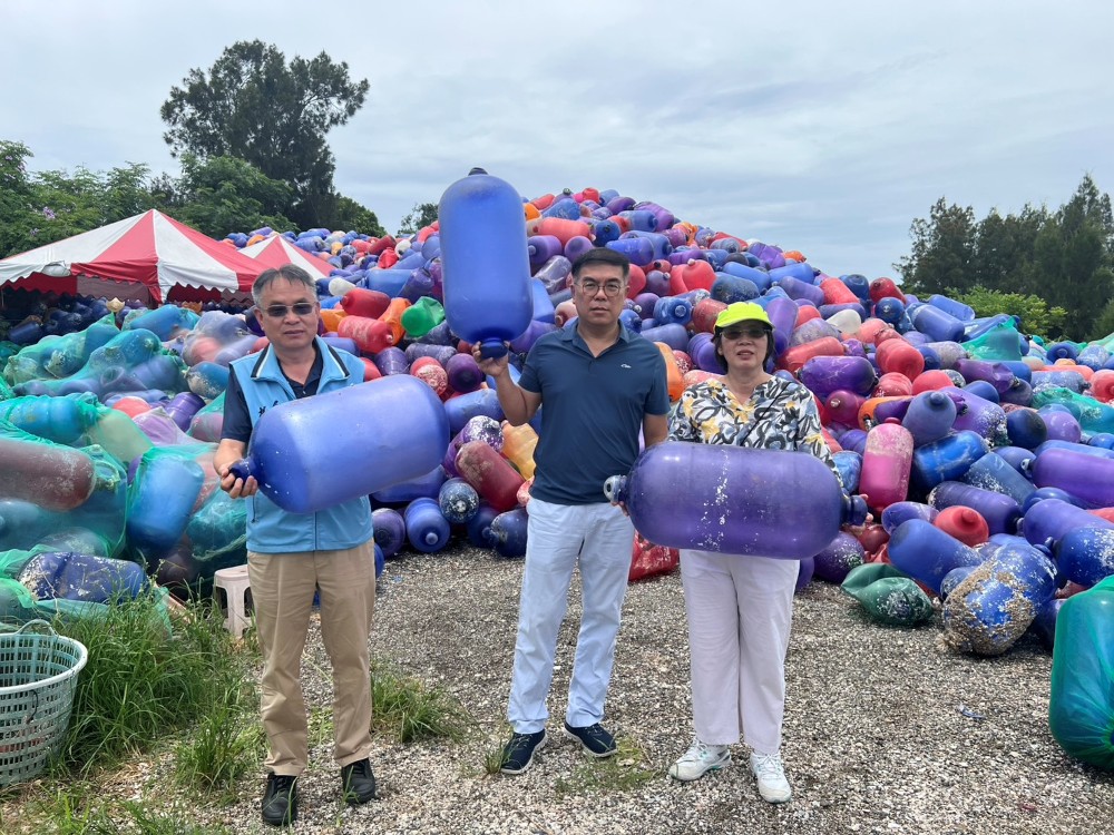 （左起）金門縣環保局楊建立局長陪同環境部彭啓明部長、循環署賴瑩瑩署長視察金門海漂浮桶