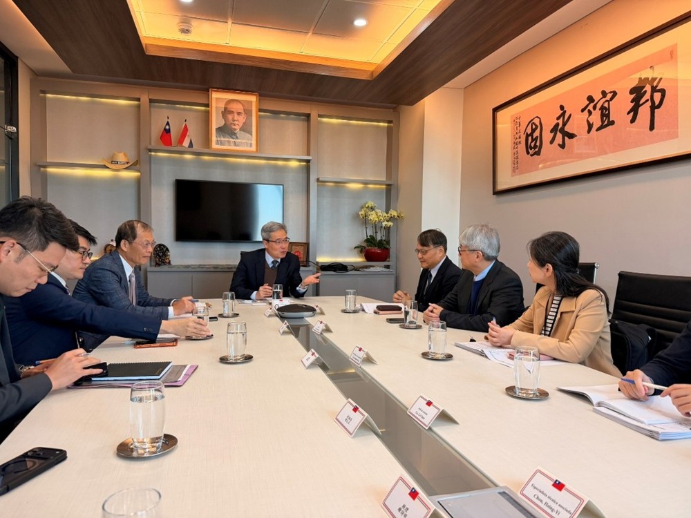 圖一、環境部謝燕儒政務次長(右3)率團拜會中華民國外交部駐巴拉圭共和國大使館李岳融大使(中)