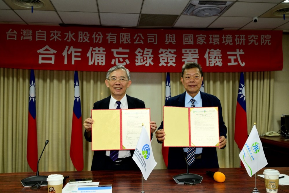 01.雙方簽署合作備忘錄，國家環境研究院張順欽院長_左_、台灣自來水股份有限公司李嘉榮董事長_右_
