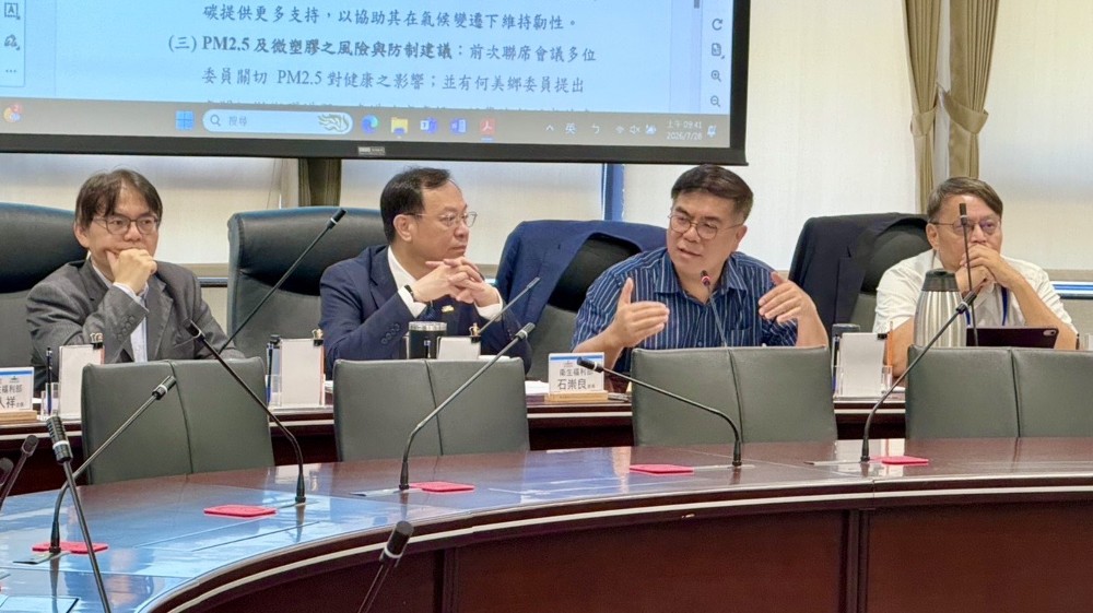 國家氣候變遷對策委員會與健康台灣推動委員會第二次聯席會議 （左起：總統府鄭俊昇副秘書長、衛福部石崇良部長、環境部彭啓明部長、謝燕儒次長）
