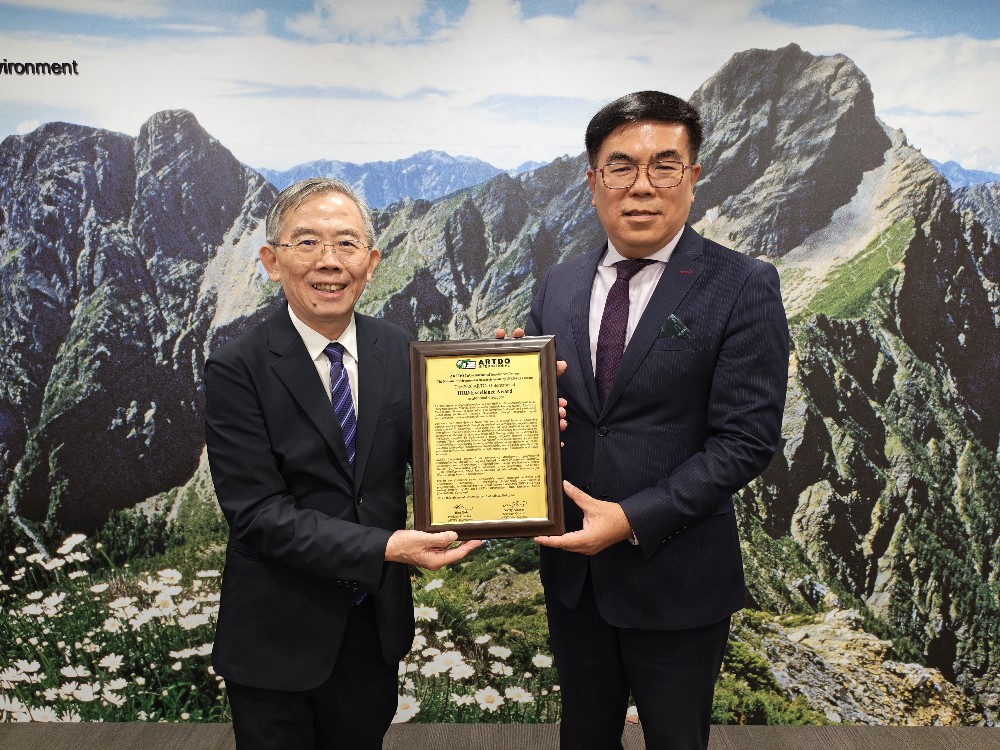 國環院張順欽院長向環境部彭啓明部長獻獎