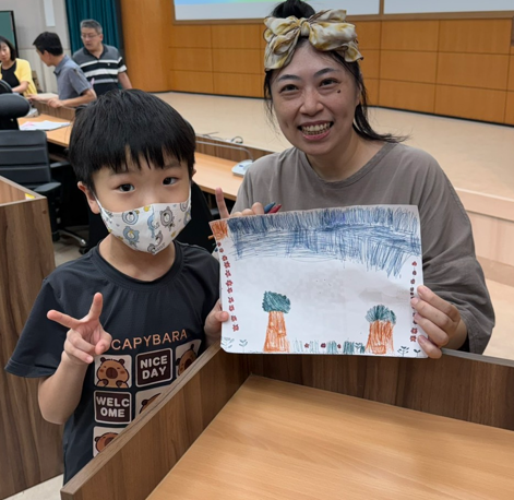 小朋友參與國土綠蔭說明會，現場彩繪心中的樹木與綠色家園