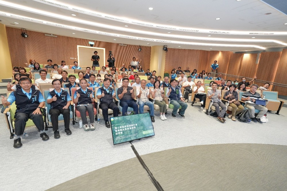 環境部於國立宜蘭大學舉辦「國土綠蔭氣候調適計畫暨推動木質資源循環說明會」，與會貴賓及民眾合影