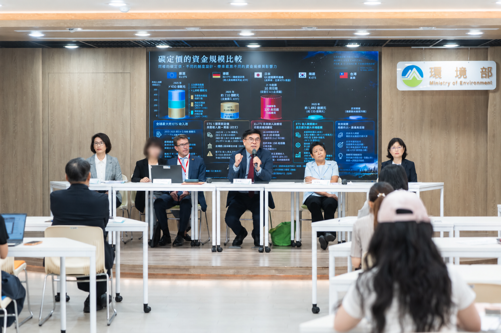 臺灣碳定價的下一步合照：臺灣碳交所陳脩文總經理_左1_、德國排放交易專家 Dr. Jürgen Landgrebe_左2_、環境部彭啓明部長_中_、政治大學施文真教授_左4_、環境部氣候署蔡玲儀署長_左5_