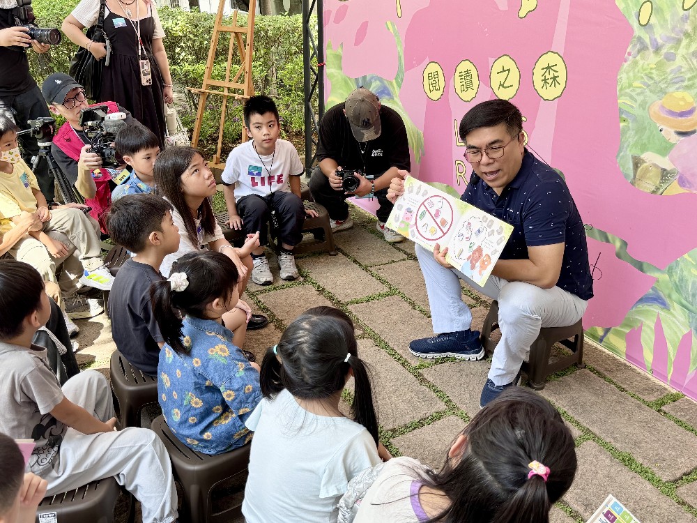 「大FUN凱道」 環境部長彭啓明與小小氣候委員說故事